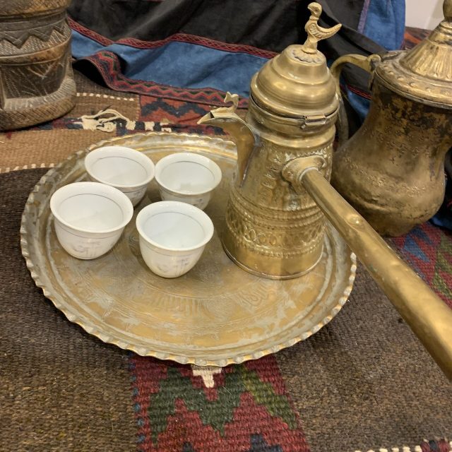 صينية نحاسية عليها دلة وفناجين قهوة