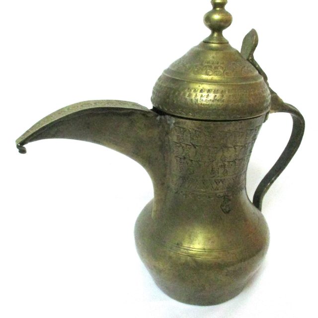 دلة قهوة نحاسية منقوشة